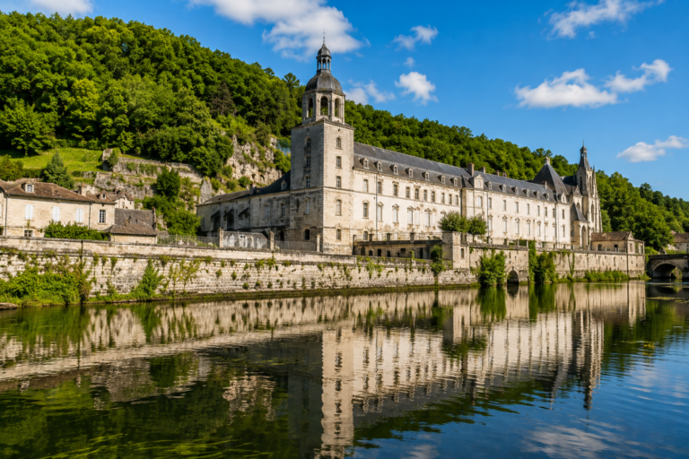 Vue de Brantôme en Périgord avec son abbaye, la rivière Dronne et des maisons en pierre typiques de Dordogne